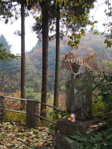 温泉街の紅葉もピークです！