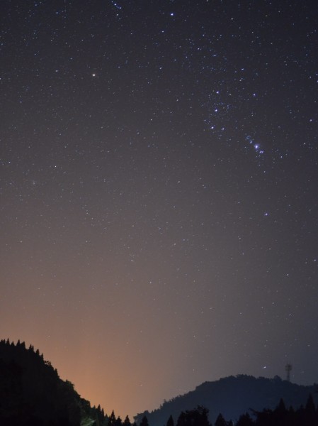 秋の夜長に星空を眺める