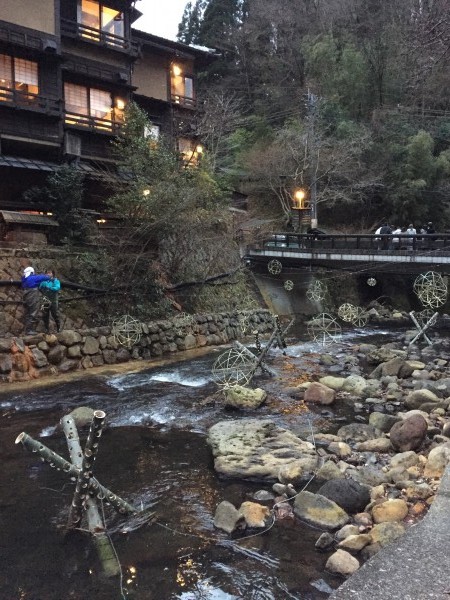 湯あかり準備、急ピッチで進行中