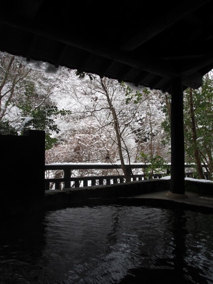 六尺桶風呂の雪景色