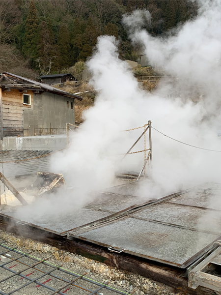 里山研修「味噌づくり」講座の下準備：地獄蒸し